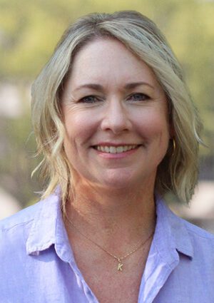 Outdoors portrait of a smiling woman